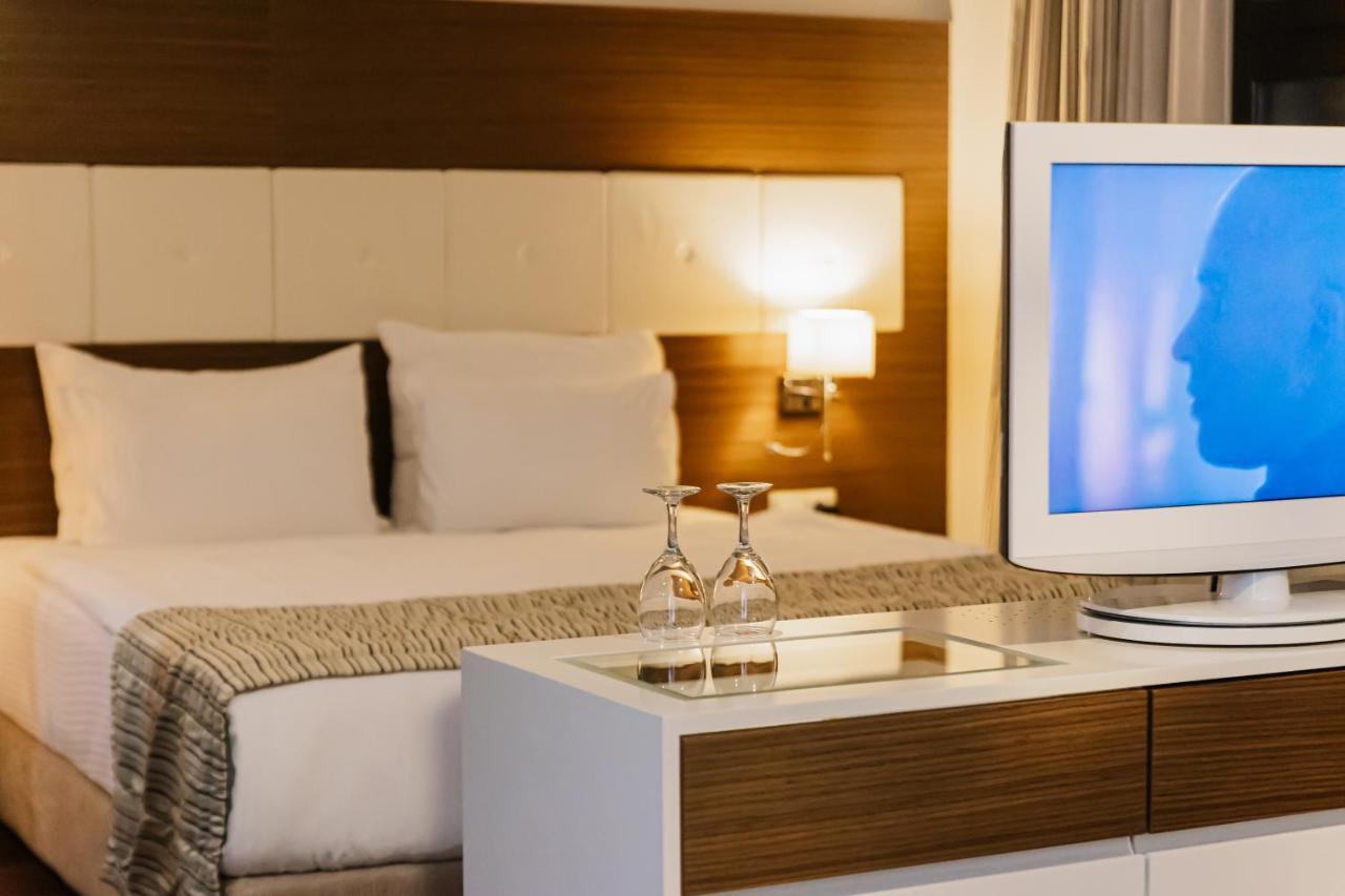 Hotel Dukagjini Peje Bagian luar foto
