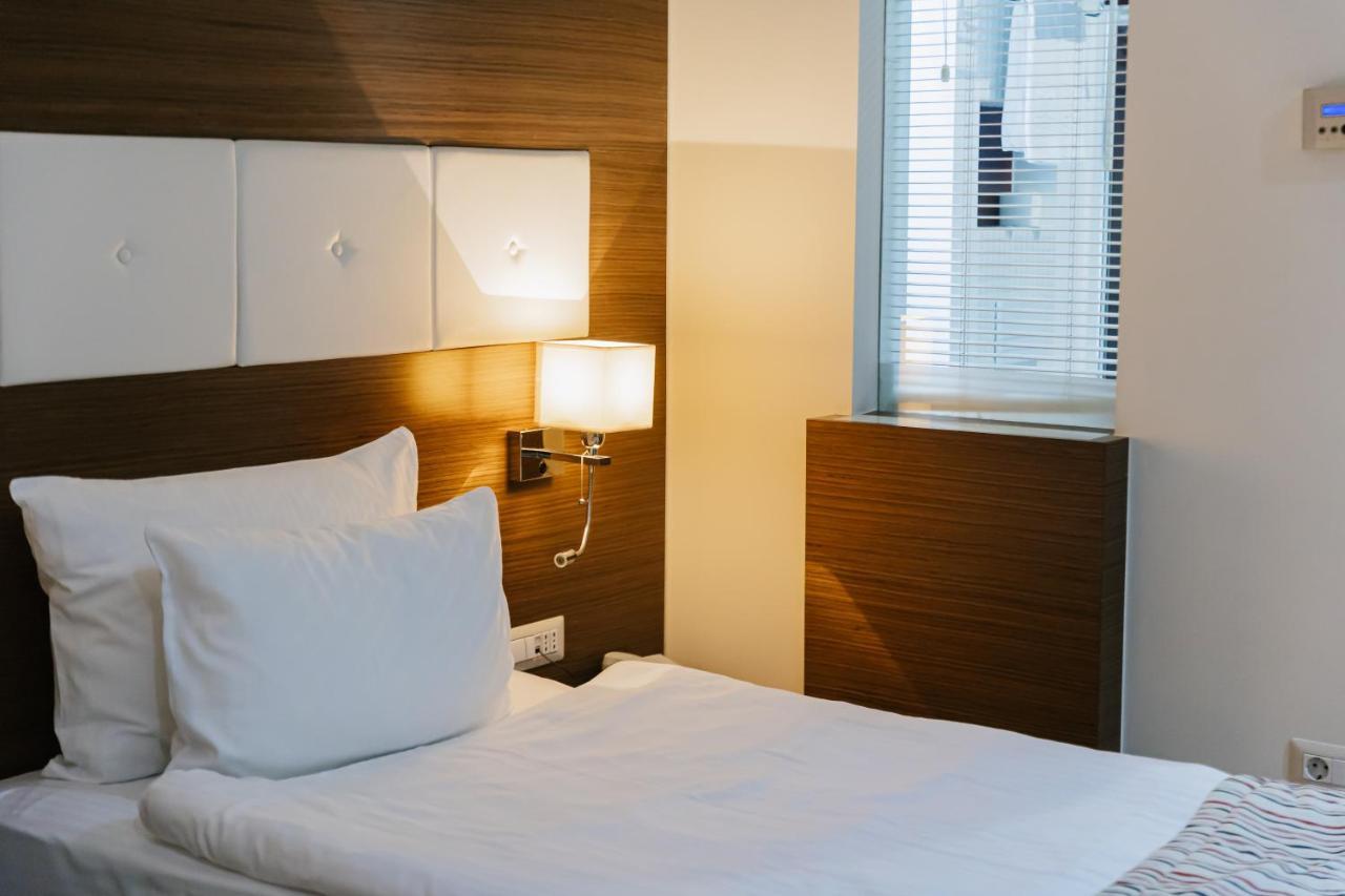 Hotel Dukagjini Peje Bagian luar foto