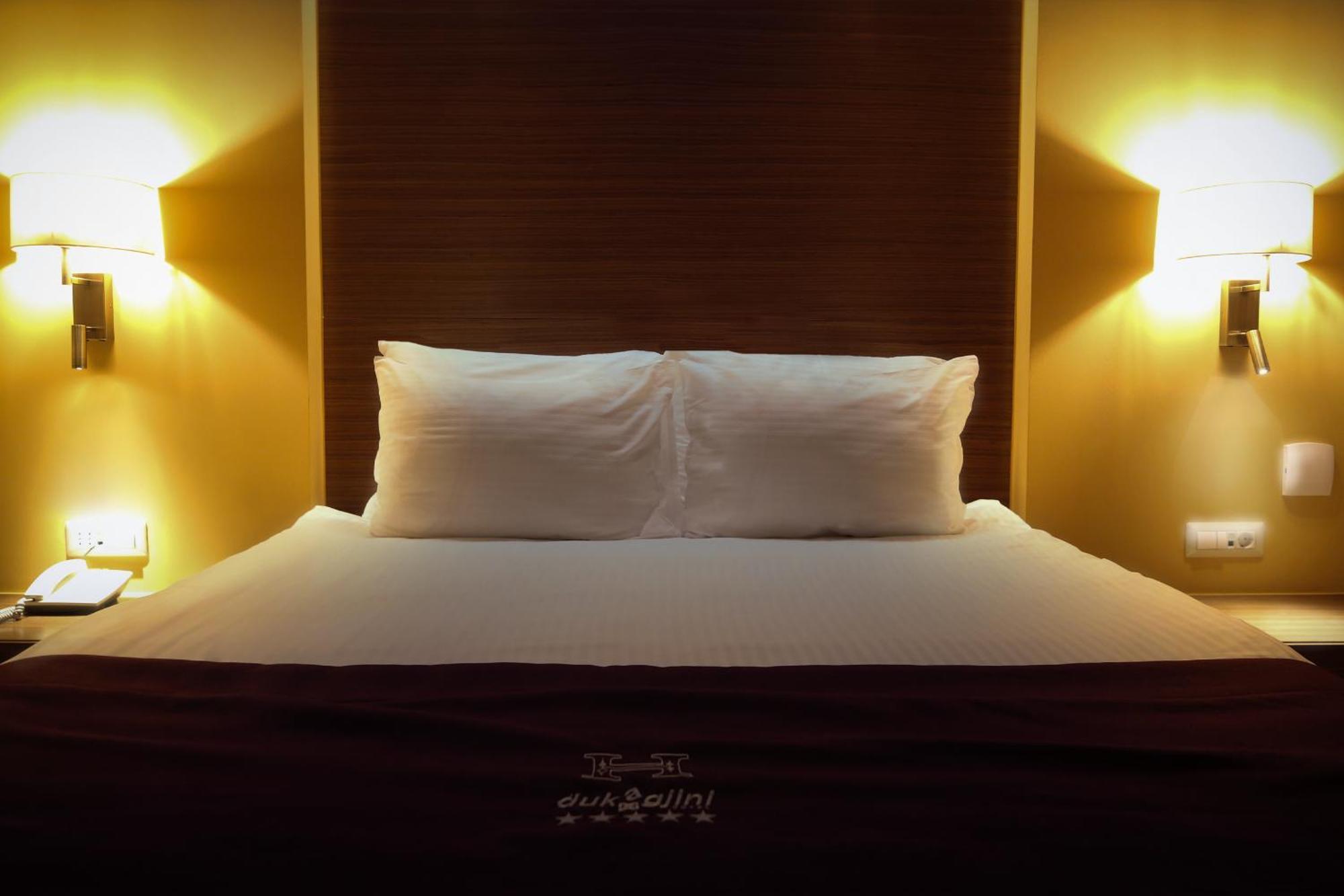 Hotel Dukagjini Peje Bagian luar foto